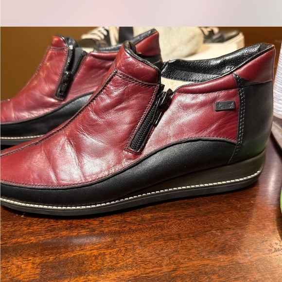 RIEKER 'Daphne' Burgundy & Black Leather
Wool Lined Wedge Sz 9 Ankle Boot - Picture 1 of 4